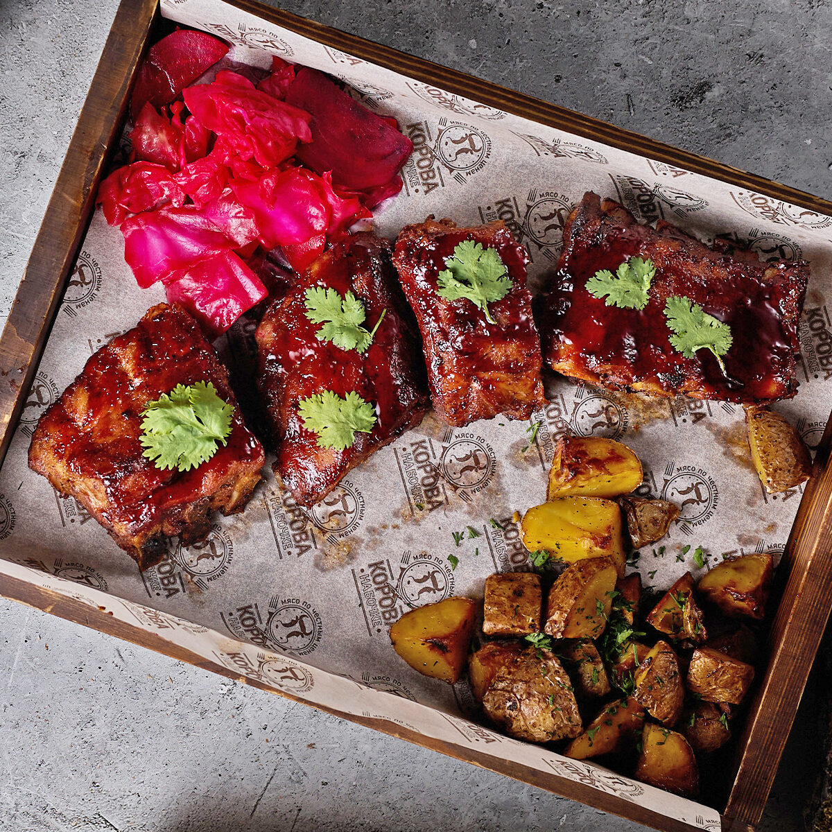 Ребра копченые с соусом гранатовое вино